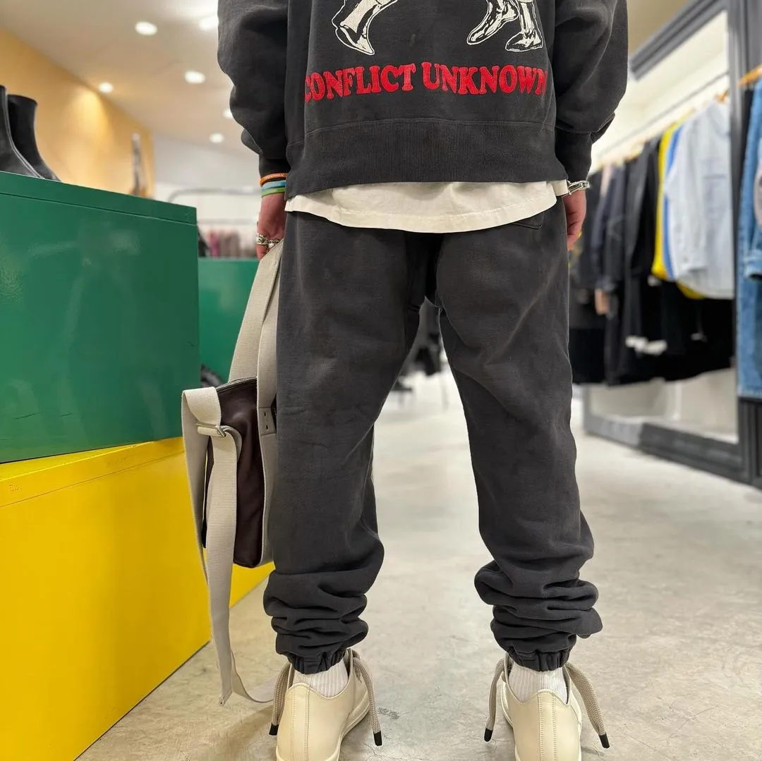 SAINT Mxxxxxx x DENIM TEARS STRUGGLE SWTPNTS/BLK DT co-branded boxing retro distressed sweatpants, washed black S-XL Assute dyeing, whole piece sprayed with horse fade, authentic grade crack printing, mold customization co-branded main mark/washed mark, factory four-needle six-thread workmanship, no bone seams, more comfortable to wear